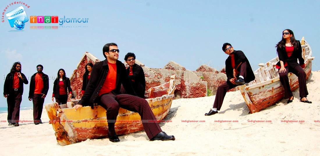 Ninaithale Inikkum Movie hd photo